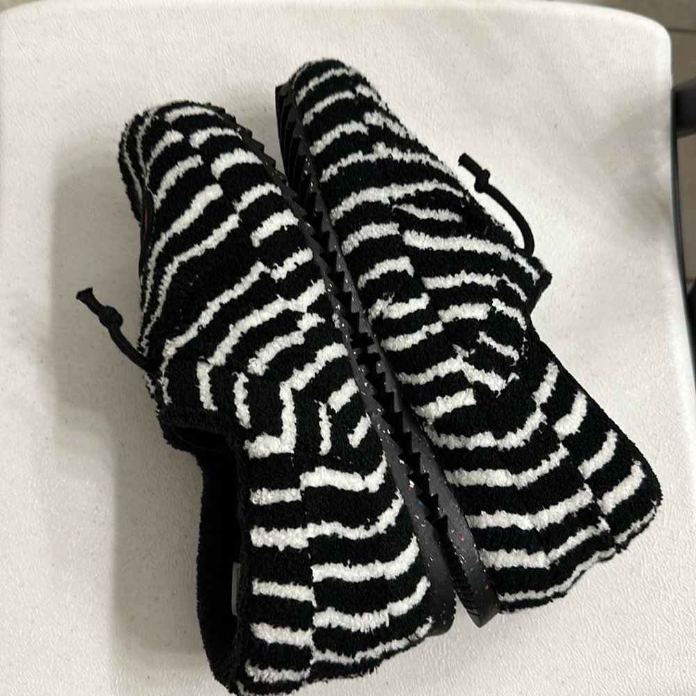Champion slippers size 10 - Picture 2 of 5